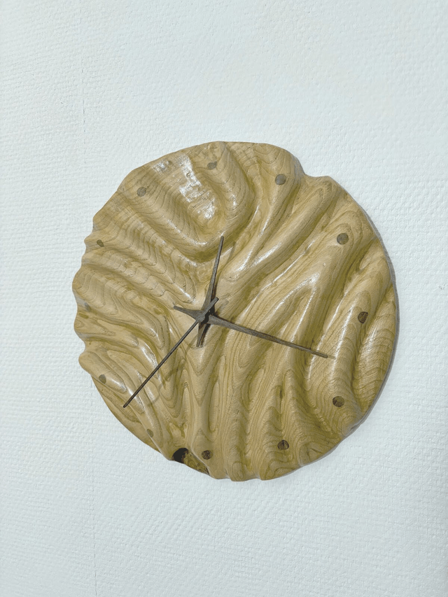  horloge design bois - sculpture bas relief vague - bois de châtaignier par l'Artelier de julien