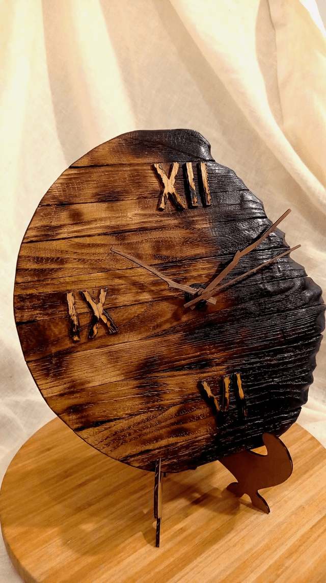horloge murale model Phénix en bois brulé par l'Artelier de julien