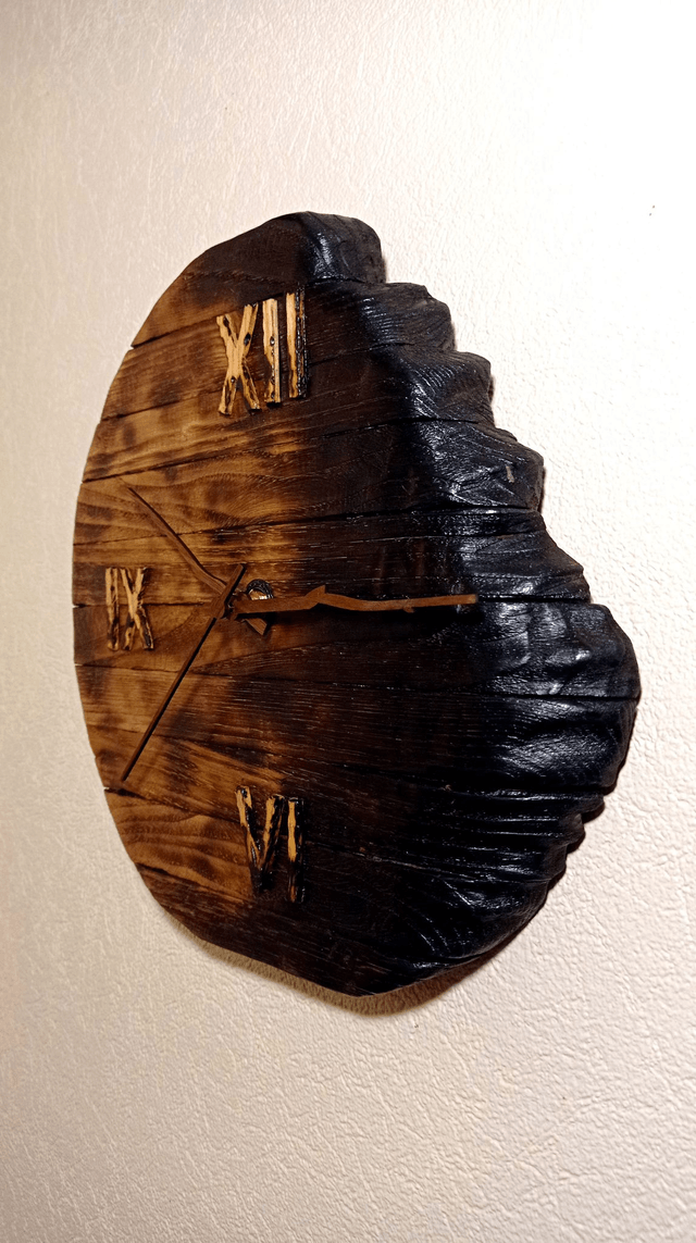 horloge murale model Phénix en bois brulé par l'Artelier de julien