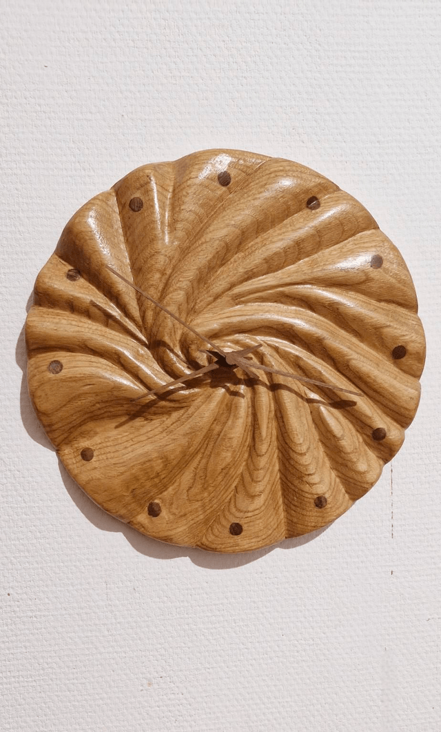 Horloge Murale en Bois Massif de Châtaignier -Modèle spirale-  Artisanat Français Unique par l'ARTelier de Julien