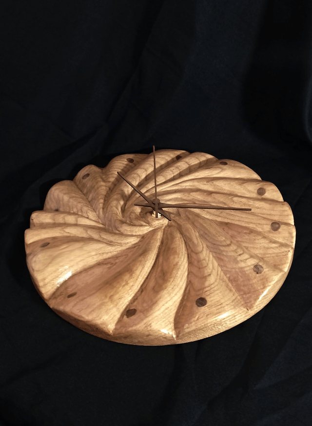 Horloge Murale en Bois Massif de Châtaignier -Modèle spirale-  Artisanat Français Unique par l'ARTelier de Julien