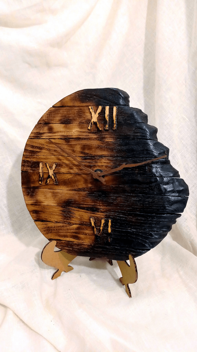 horloge murale model Phénix en bois brulé par l'Artelier de julien