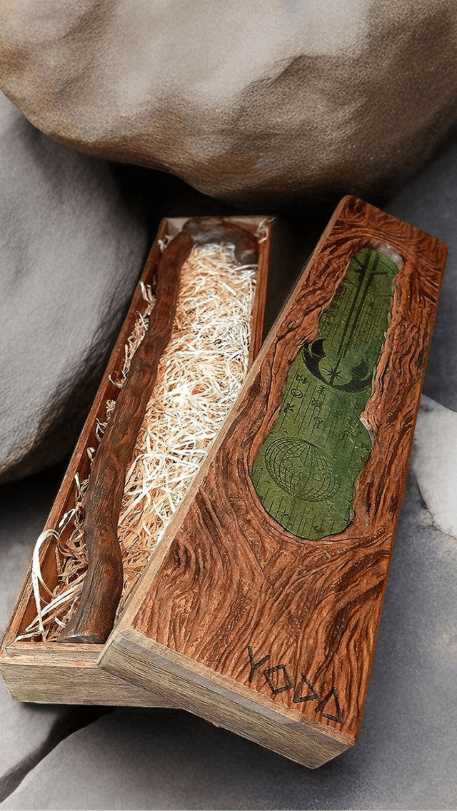 Bâton de Gimer du grand Maître Jedi dans son écrin en bois- réalisation sur commande - l'ARTelier de julien