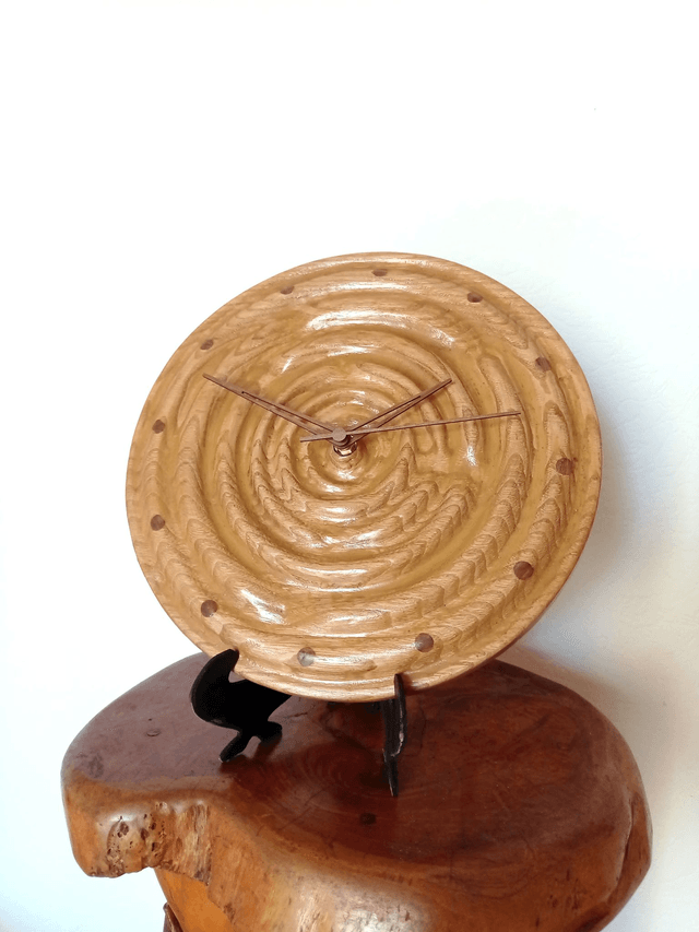 Horloge Murale en Bois de chataignier Modèle Ondulante par l'ARTelier de Julien