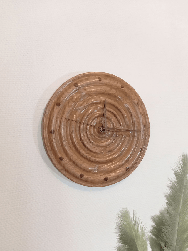 Horloge Murale en Bois de chataignier Modèle Ondulante par l'ARTelier de Julien