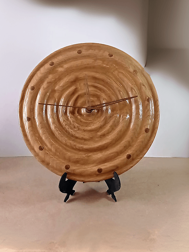 Horloge Murale en Bois de chataignier Modèle Ondulante par l'ARTelier de Julien