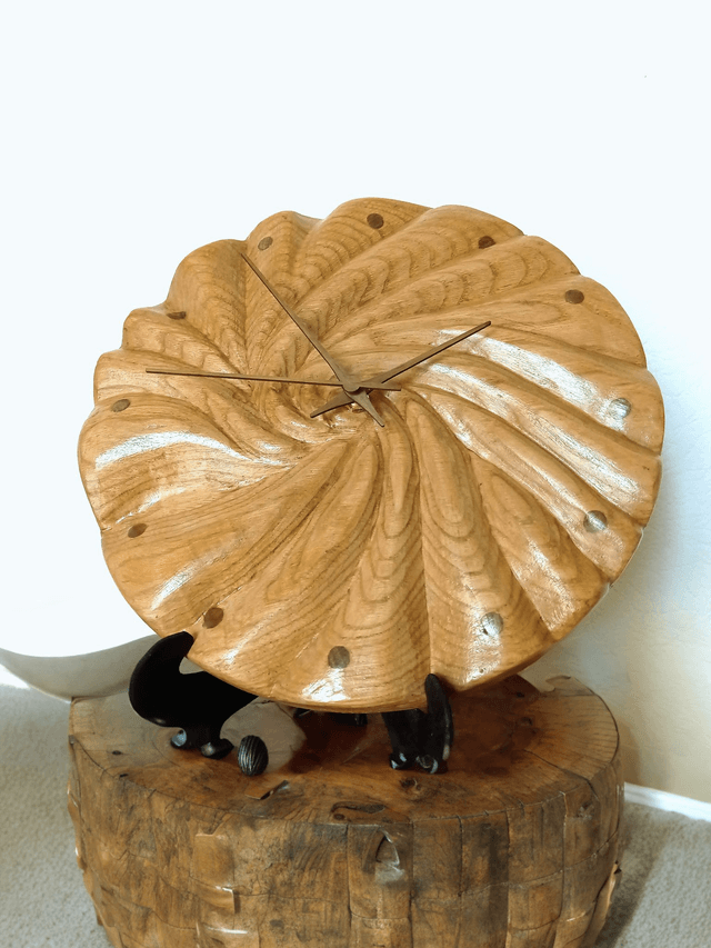 Horloge Murale en Bois Massif de Châtaignier -Modèle spirale-  Artisanat Français Unique par l'ARTelier de Julien
