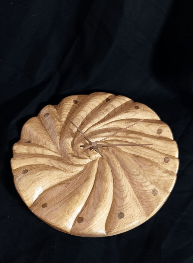 Horloge Murale en Bois Massif de Châtaignier -Modèle spirale-  Artisanat Français Unique par l'ARTelier de Julien
