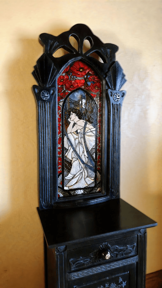 meuble art nouveau et son vitrail Mucha, création sur mesure | l'Artelier de Julien