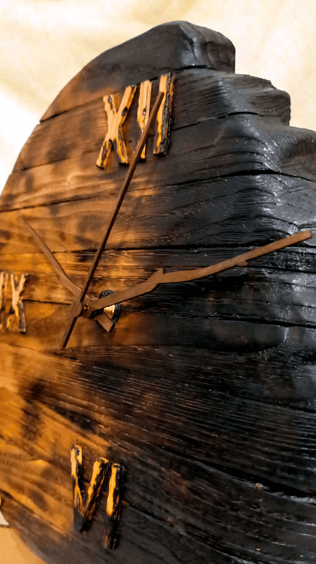 horloge murale model Phénix en bois brulé par l'Artelier de julien