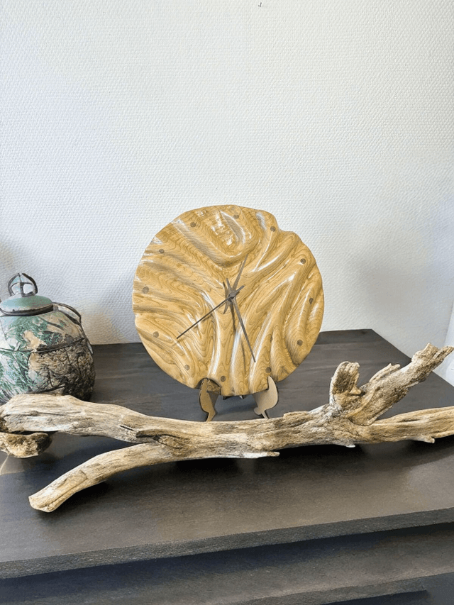  horloge design bois - sculpture bas relief vague - bois de châtaignier par l'Artelier de julien