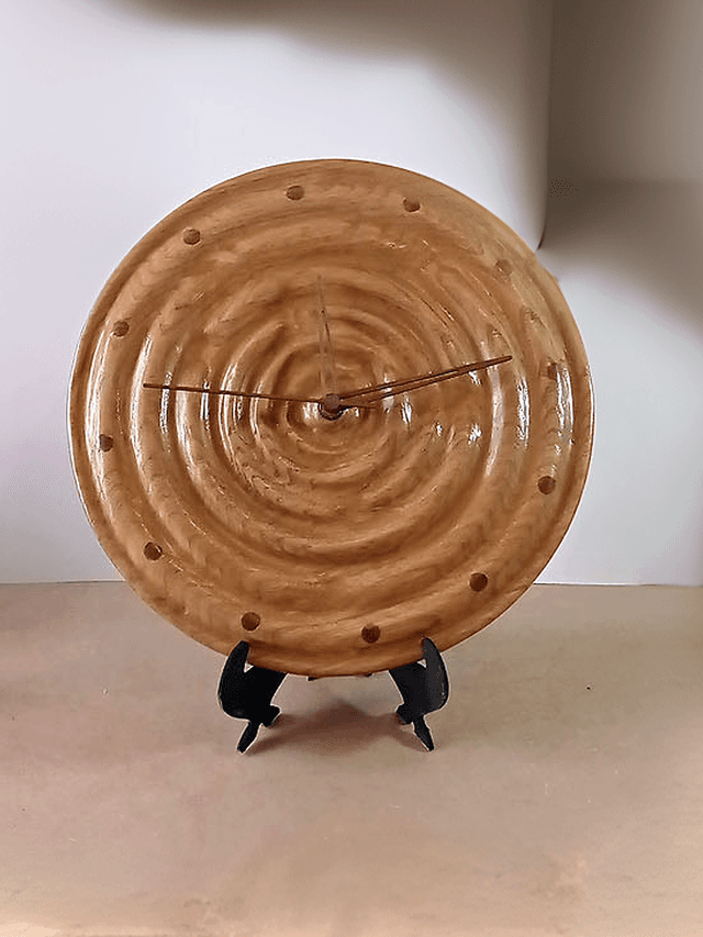 Horloge Murale en Bois de chataignier Modèle Ondulante par l&#039;ARTelier de Julien